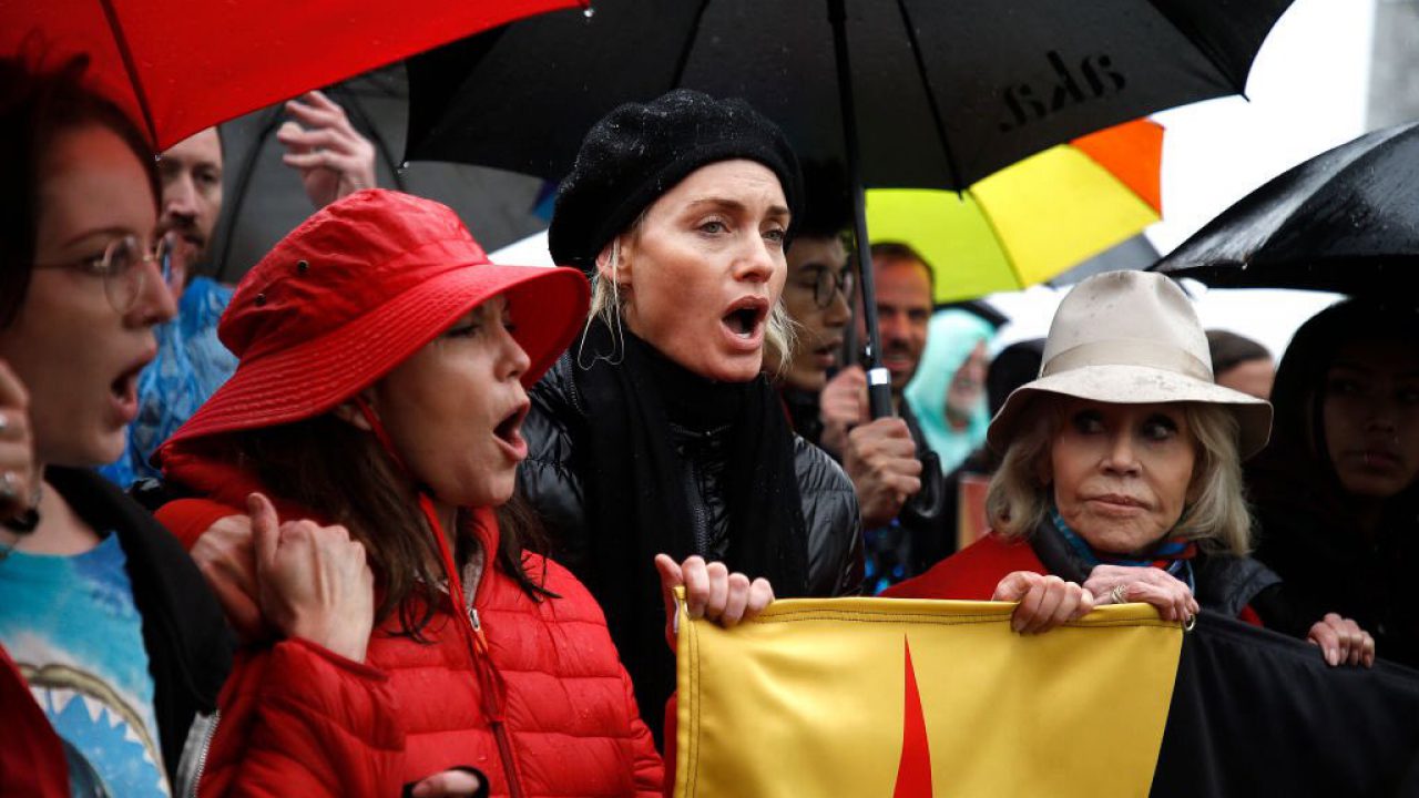 Amber Valetta y Diane Lane arrestadas por la crisis climática 