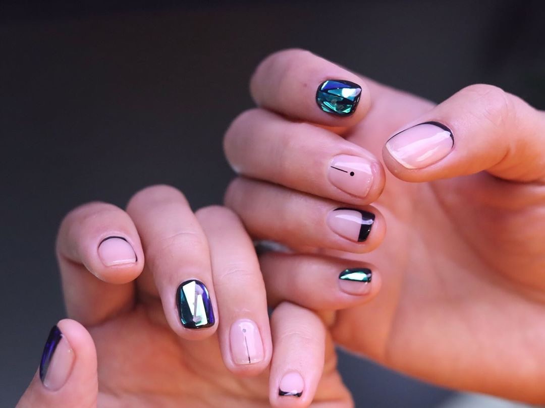 Glass Nails o uñas foil: la nueva (y colorida) tendencia de la temporada