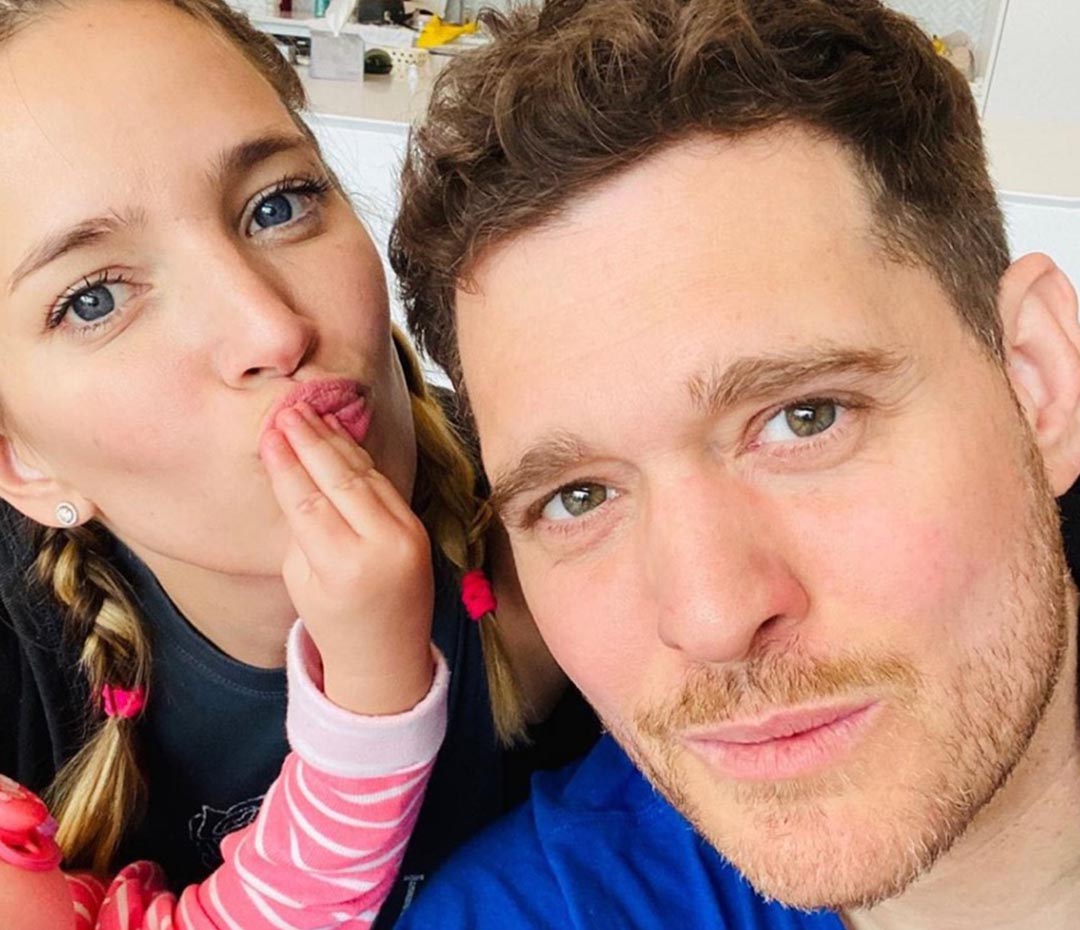 El video de la receta del budín de Luisiana Lopilato y Michael Bublé ( prohibido decir que las galletas de arroz son aburridas) - Revista Para Ti