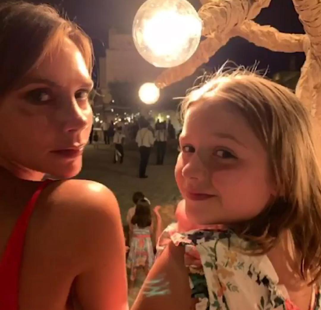 Victoria Beckham Y Su Hija Harper Recrean El Look De Las Spice Girls Revista Para Ti 