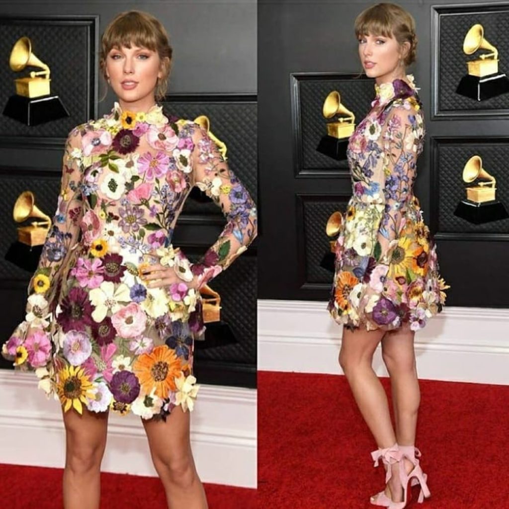 Taylor Swift llevó el flower power a la red carpet de los ...