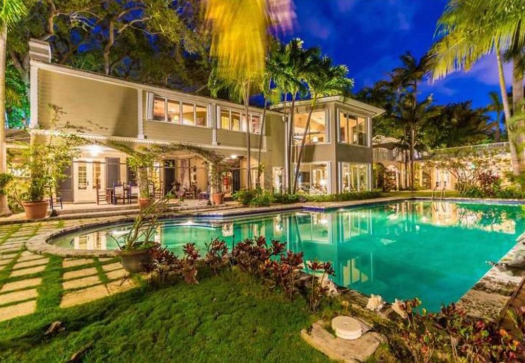 Así es la mansión de Ricardo Montaner en Miami jardín tropical, estilo