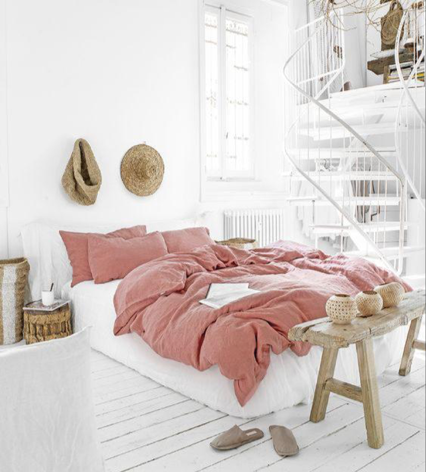 Las camas al ras del suelo son tendencia para decorar dormitorios – Revista  Para Ti
