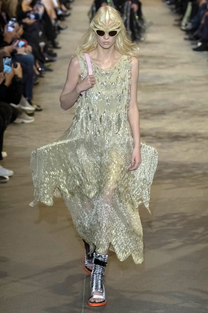 Louis Vuitton viaja a través del tiempo para su desfile primavera