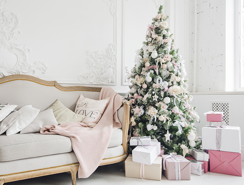 Un salón moderno decorado con adornos navideños, un árbol de navidad y  regalos. concepto de navidad, tradición y celebración.