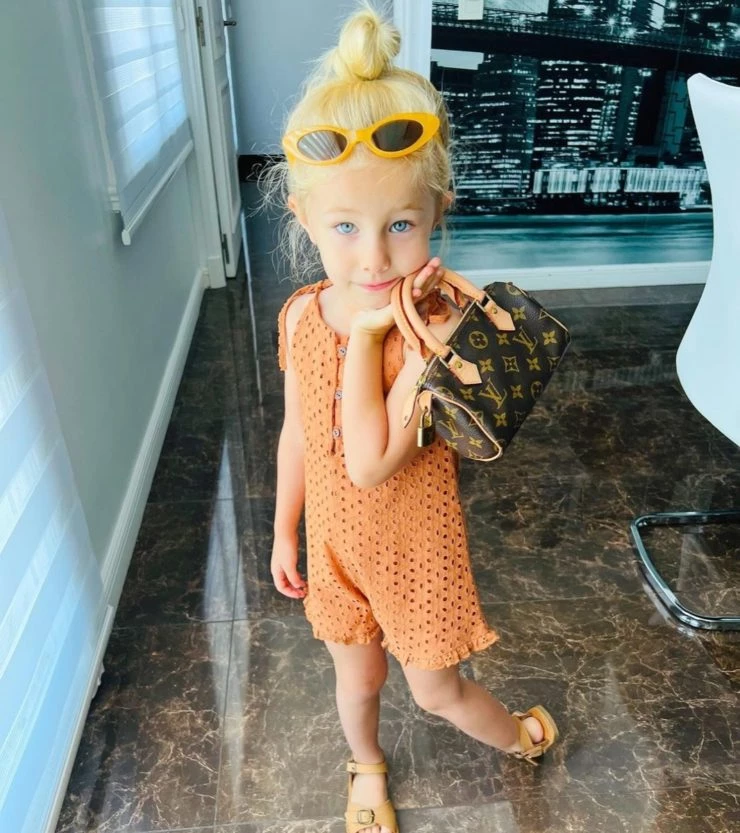 Mini fashionista: Matilda posa con una cartera de Louis Vuitton