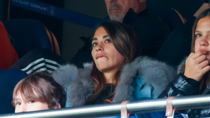 A punto de llorar, el mal momento que vivió Antonela Roccuzzo por los silbidos contra Messi en el último partido del PSG - Revista Para Ti