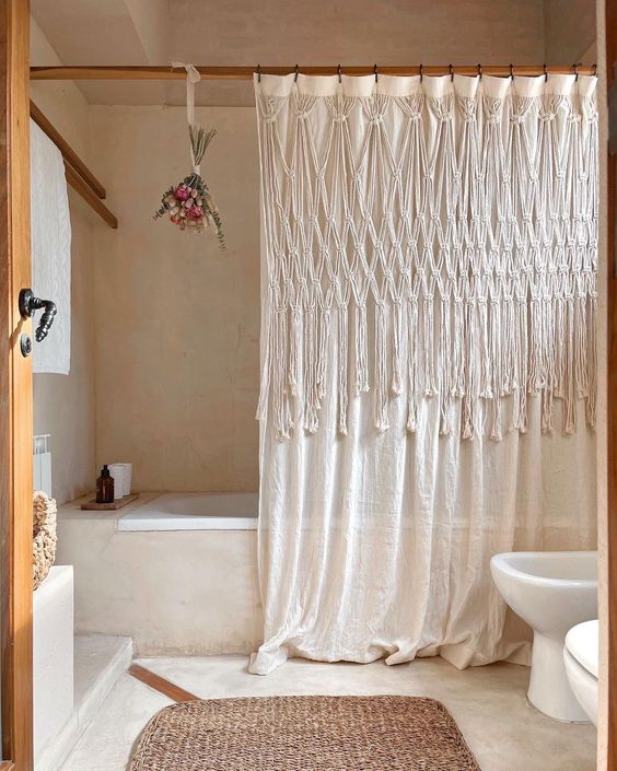 Cómo elegir cortina para la ventana de tu baño