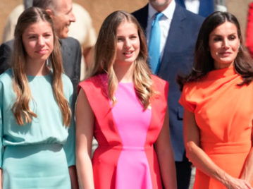 Letizia y sus hijas apuestan a los colores que serán protagonistas en el verano 2023: fucsia, rojo, naranja y celeste