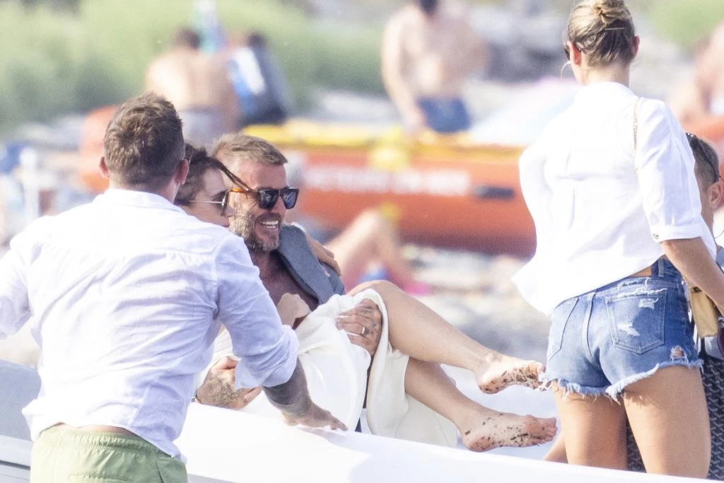 David y Victoria Beckham en Saint Tropez en su lujoso yate