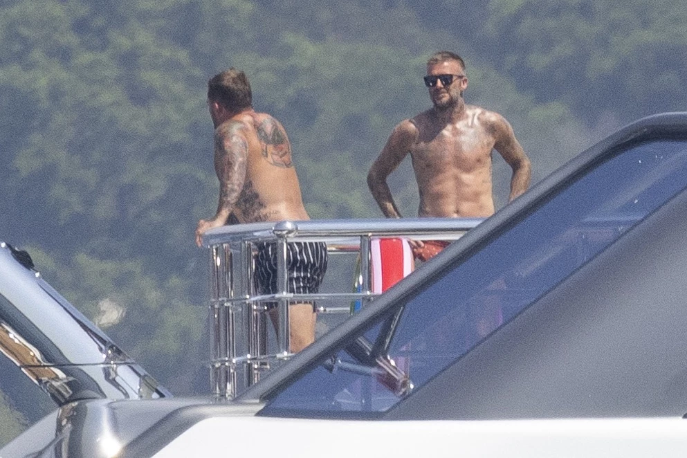 David y Victoria Beckham en Saint Tropez en su lujoso yate