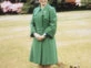 La Reina Isabel entre sus adorados perros, luciendo en sus uñas el color Ballet Slippers. Foto Pinterest.