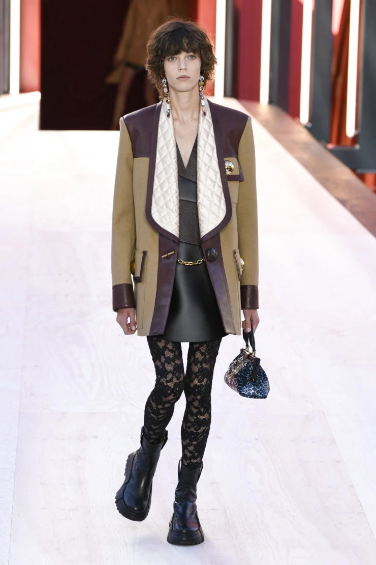 Louis Vuitton presenta proporciones desmesuradas en París