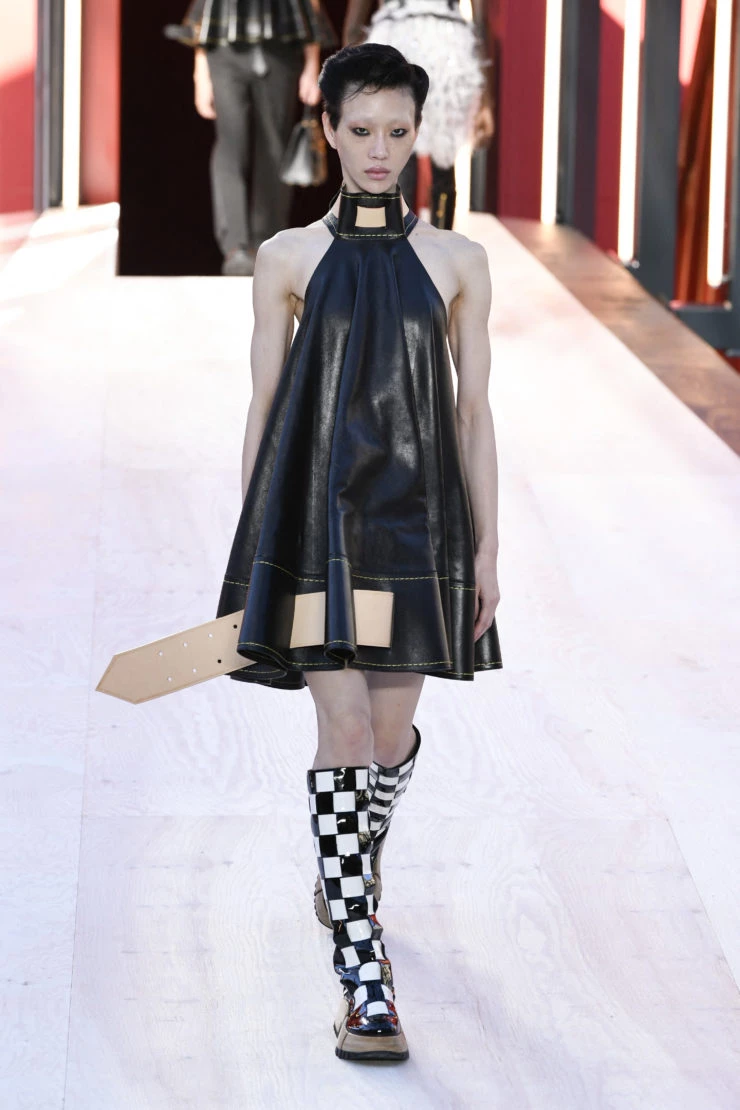 Un desfile en tamaño XL: Louis Vuitton juega con las proporciones