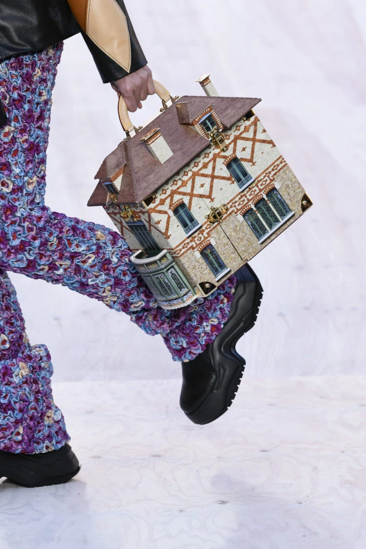 Un desfile en tamaño XL: Louis Vuitton juega con las proporciones