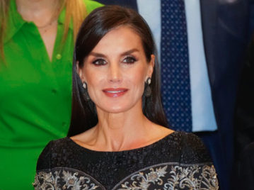 Letizia Ortiz impactó con un diseño de bordados metalizados