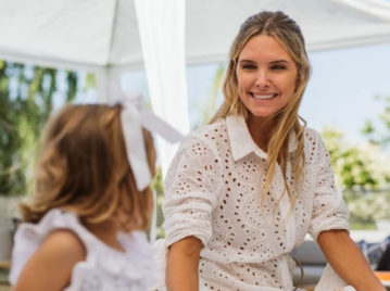 El look total white de Sofía Zamolo para el cumpleaños de su hija California