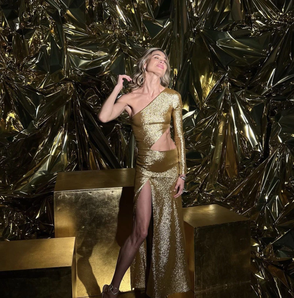 Carla Pereyra y su vestido dorado en Madrid. Foto: Instagram.