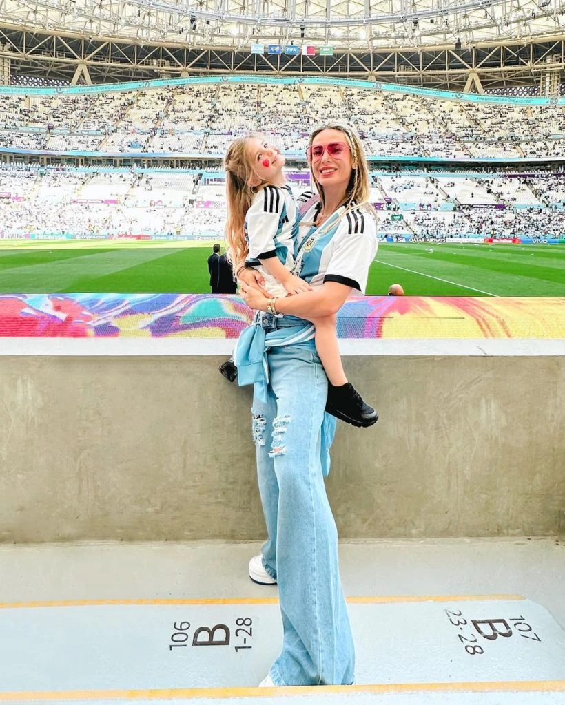 Jésica Cirio junto a su hija Chloe en Qatar