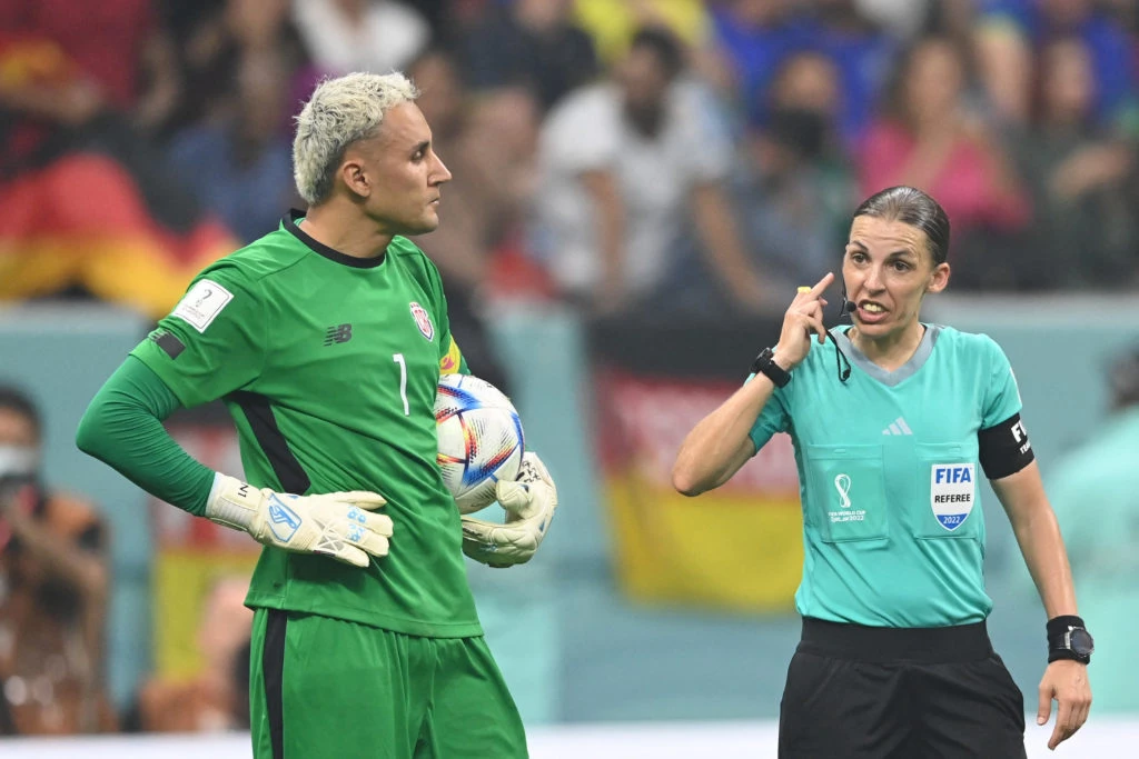 Stéhanie Frappart en el partido de Costa Rica contra Alemania