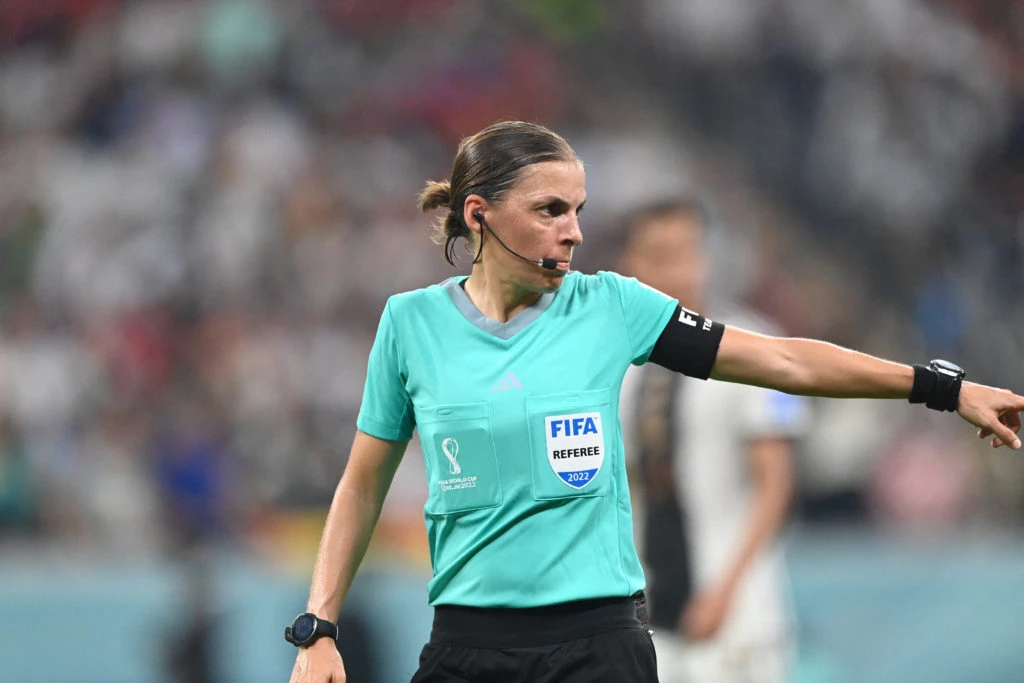 Stéhanie Frappart en el partido de Costa Rica contra Alemania