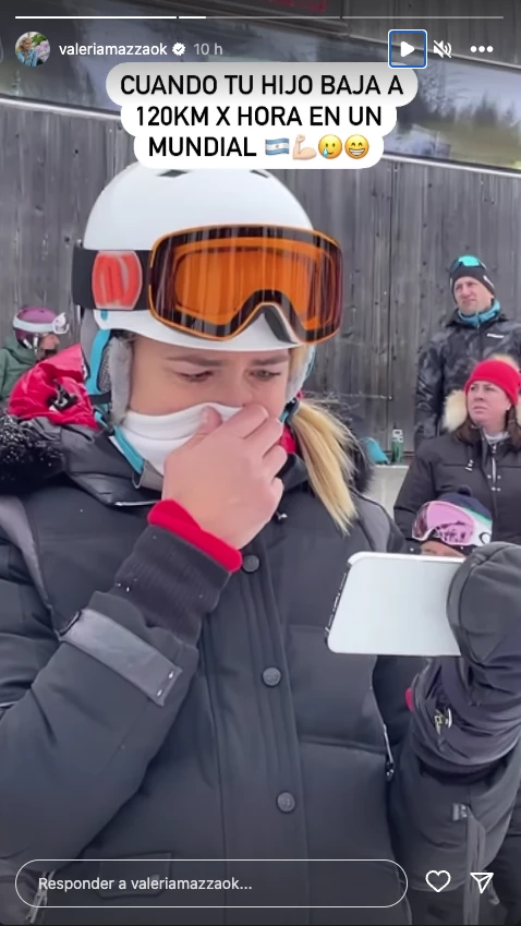 Mujer emocionada en gafas de esquí cerrar retrato de invierno de