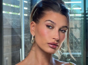 Cómo lograr un makeup glowy al estilo Hailey Bieber