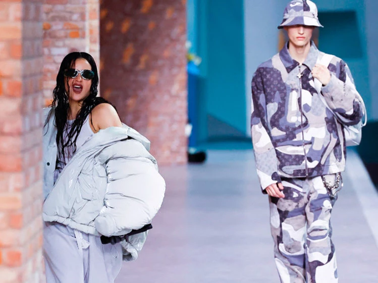Rosalía acapara las miradas en la pasarela de moda parisina de Louis Vuitton