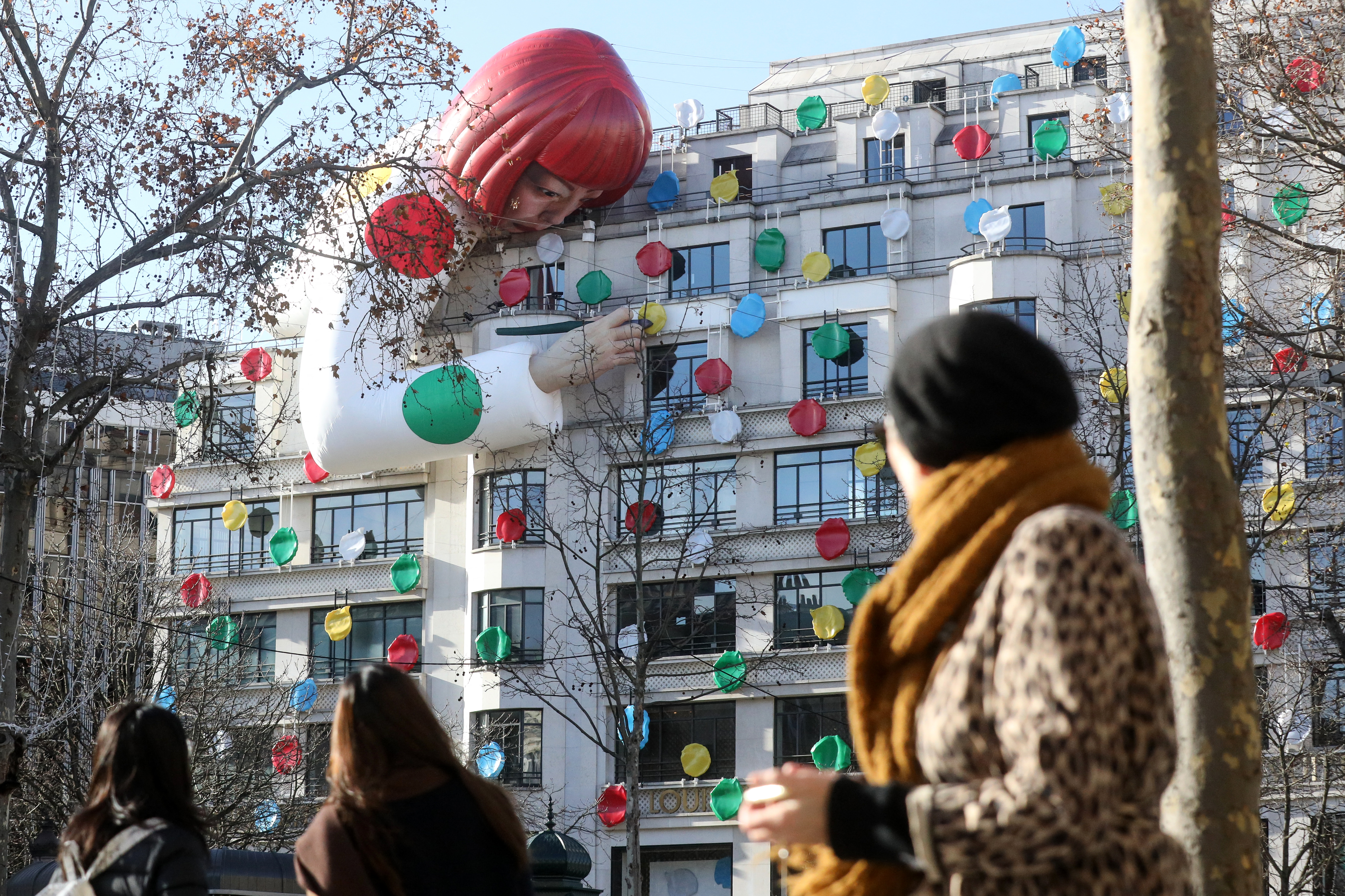 Un robot de Yayoi Kusama pinta la vidriera de Louis Vuitton en