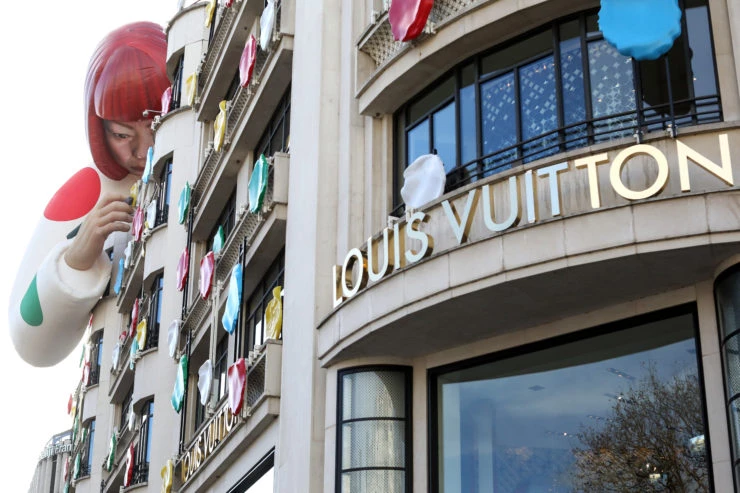 Un robot de Yayoi Kusama pinta la vidriera de Louis Vuitton en