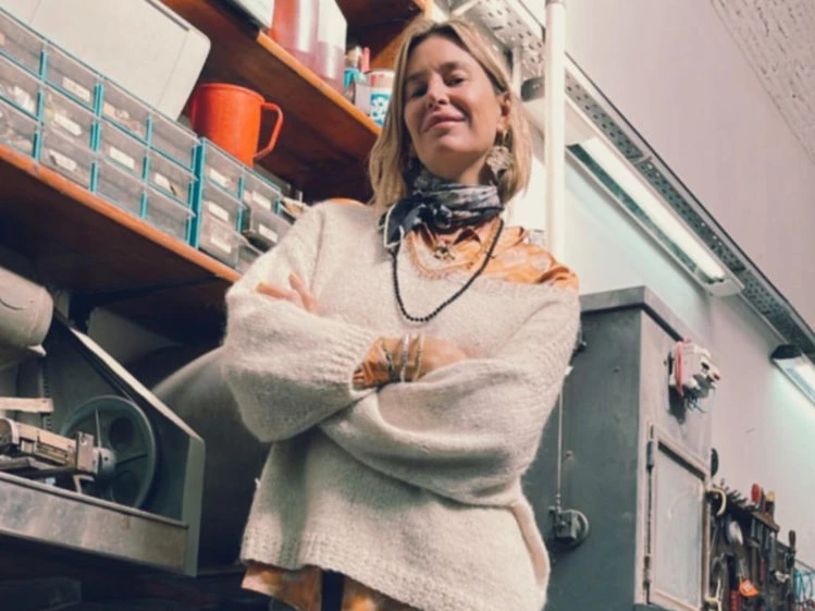 Dolores Barreiro muestra cómo sumar accesorios a un outfit con suéter –  Revista Para Ti