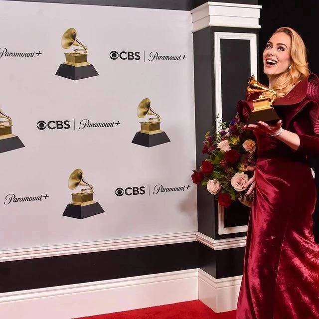 Adele con vestido de Louis Vuitton, Moda
