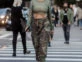 Los pantalones camuflados también se llevan con sandalias. Foto: Pinterest. 