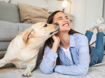 una joven con su perro