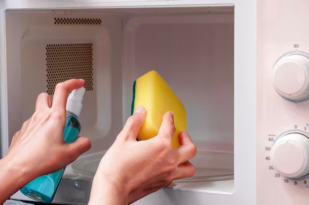 MICROONDAS  El truco para desinfectar los trapos de cocina en el  microondas: quedan como nuevos