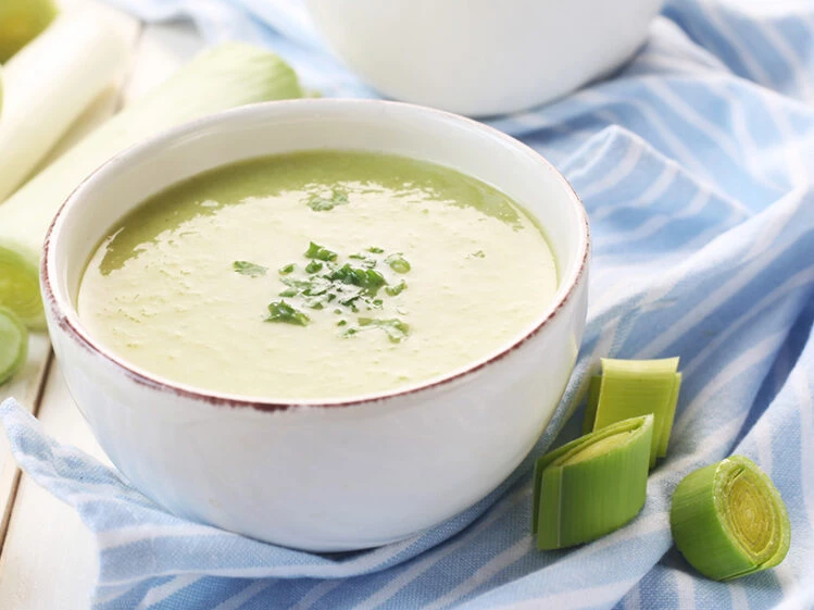 Época de sopas: cómo preparar caldo de verduras natural y sopa crema de  puerros, recetas del chef Pablo Martín – Revista Para Ti