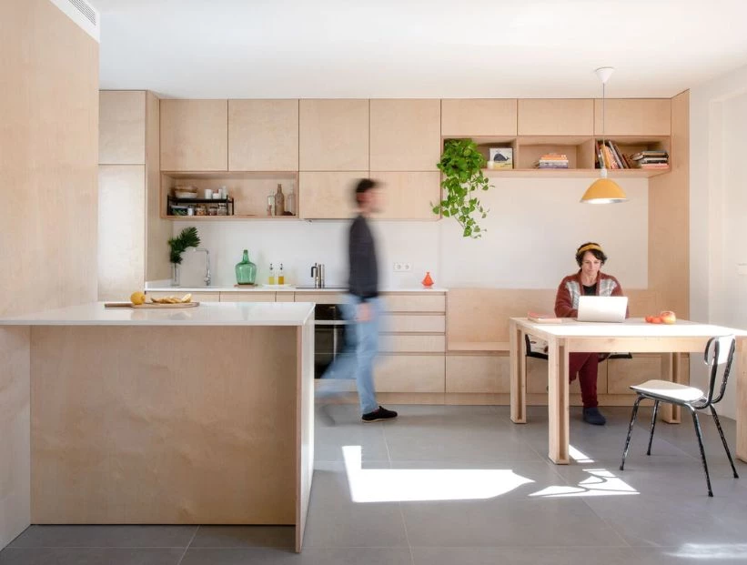 Un departamento cálido y flexible con muebles multiuso como protagonistas