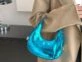 Look básico con cartera metalizada en tono azul