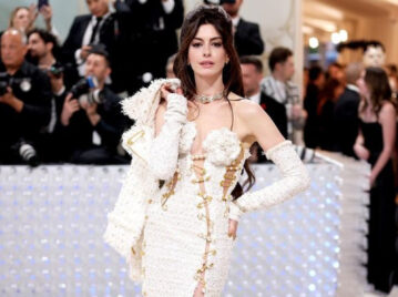 Los detalles del vestido Versace que llevó Anne Hathaway en la MET Gala 2023