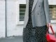 looks street style con blazer y vestido otoño 2023