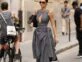 Kendall Jenner vestida de gris con mocasines