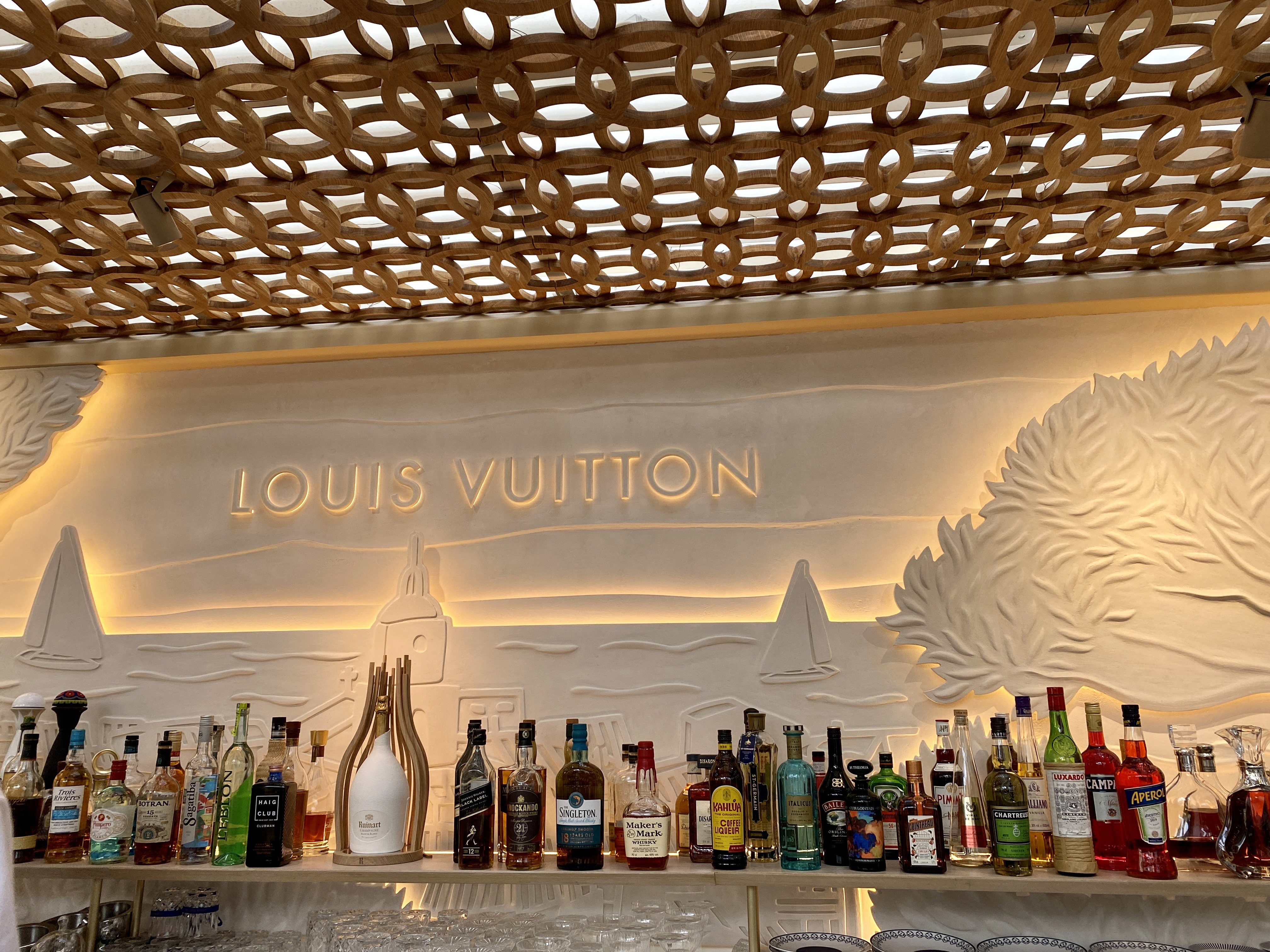 Así es el nuevo diseño y decoración del restaurant de Louis Vuitton en Saint  Tropez – Revista Para Ti