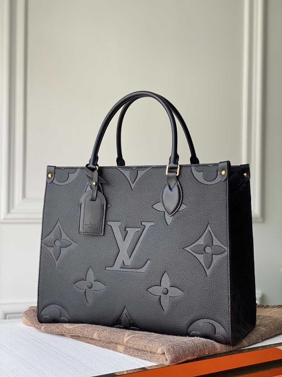 Así es la bolsa Louis Vuitton creada por MSCHF: mide menos que un