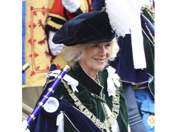 el look tradicional de camilla en la coronacion de carlos III