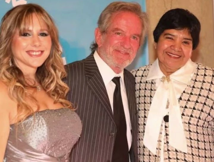 Pablo Alarcón con Geraldine Namios y Margarita Barrientos