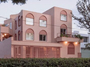 Así se renovó la fachada de un edificio con el rosa viejo como protagonista