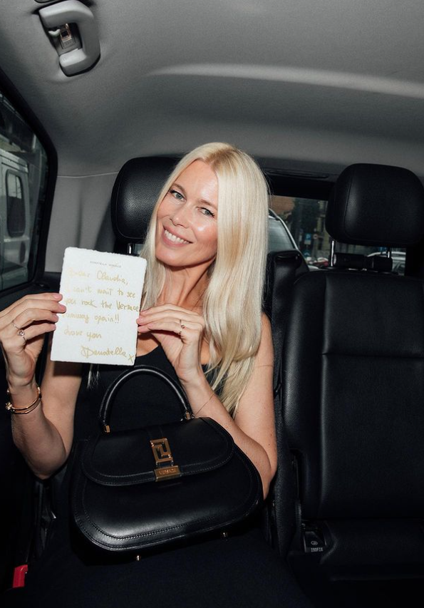 Claudia Schiffer mostró el mensaje que le mandó Donatella Versace