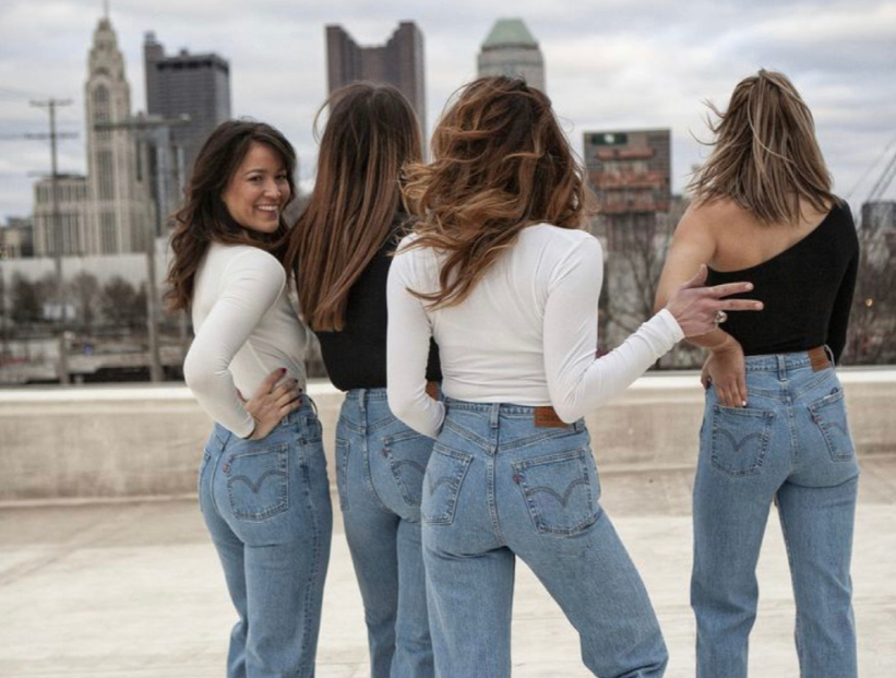 Cómo combinar mom jeans en primavera verano 2023: Guía fácil