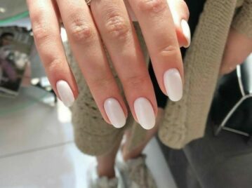 Leche de coco, la manicura minimalista y elegante que se impone en la temporada