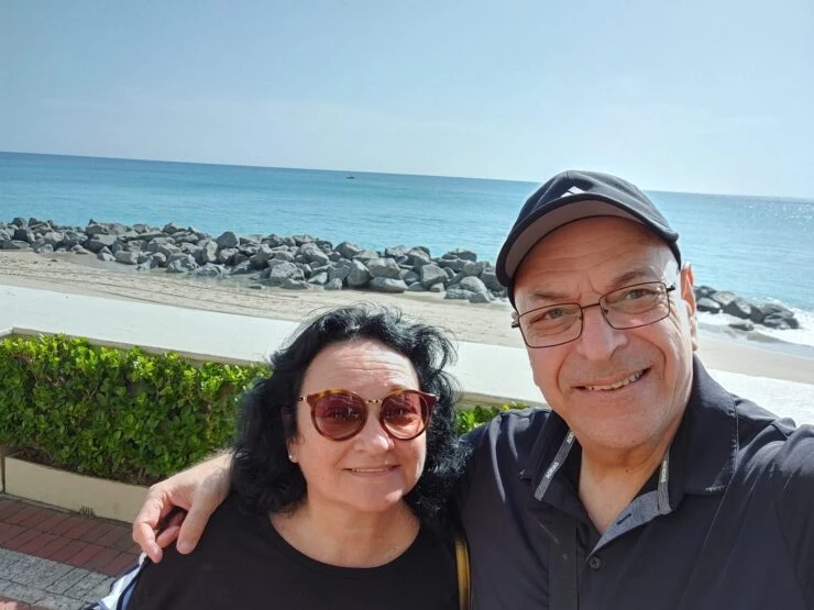 Benny Magedman, argentino que vive en Israel desde hace 35 años. Em la foto, con su esposa Claudia, también argentina